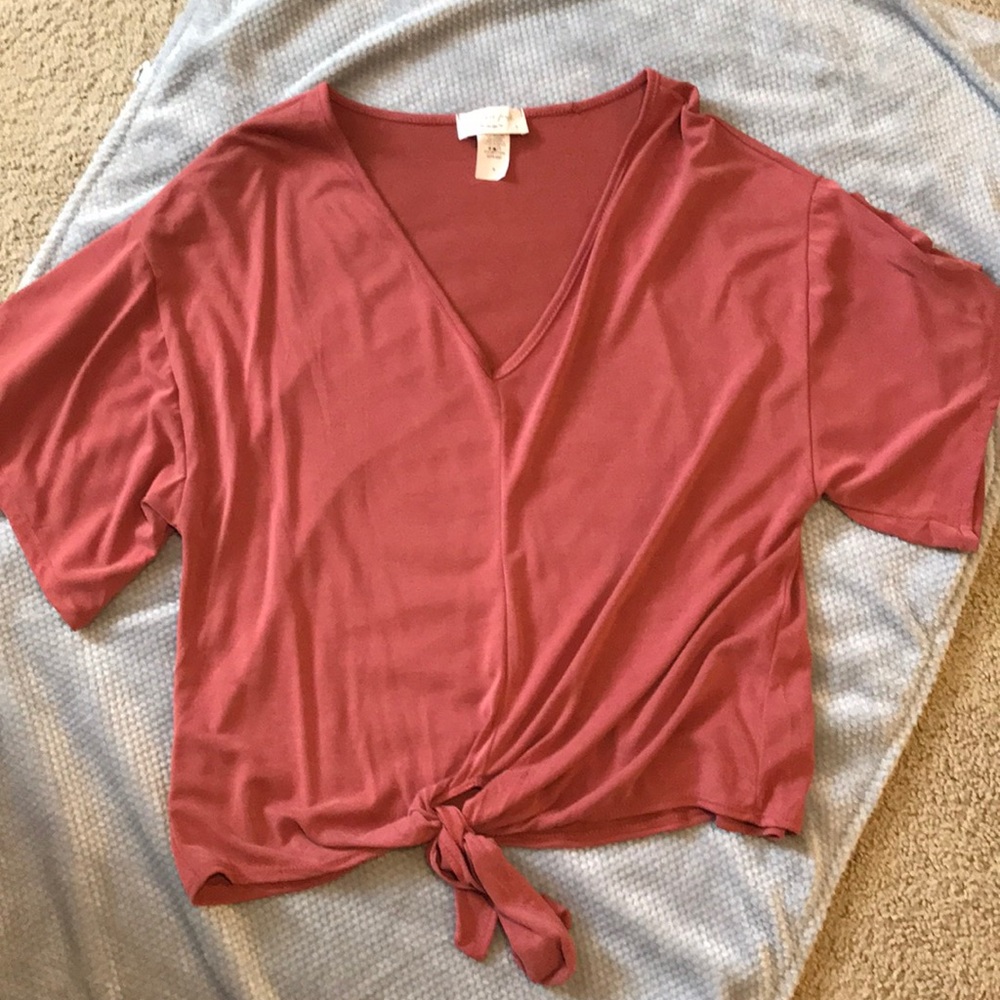 NWOT! Gorgeous v neck tie bottom top size small